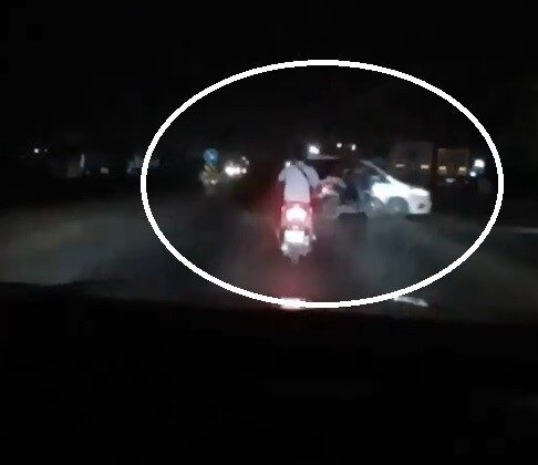Video çekmek isterken motosikletin otomobile ok gibi saplandığı anları kayda aldı
