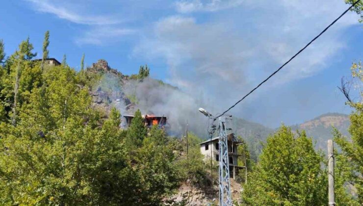 Yanan ev kullanılamaz hale geldi