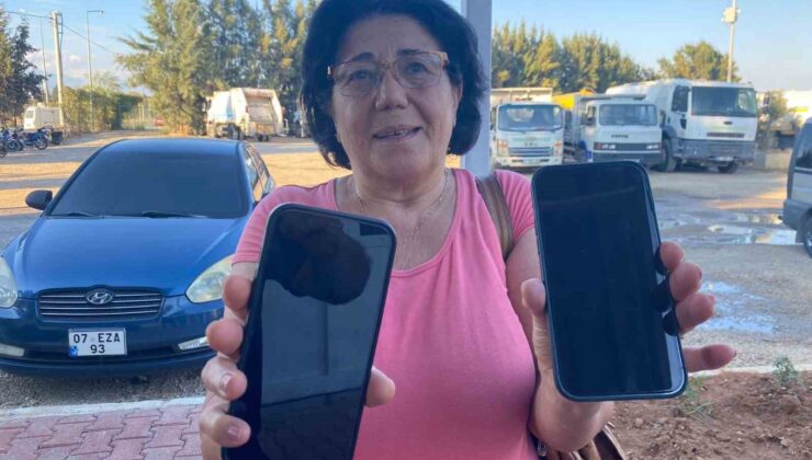 Yanlışlıkla çöpe atılan 2 cep telefonu, çöp toplama merkezinde didik didik aranarak bulundu