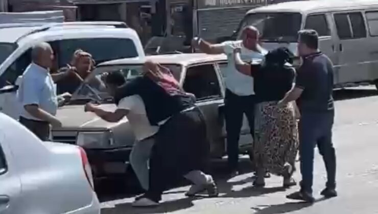 ‘Yol verme’ kavgasında kadınları sopayla dövdü