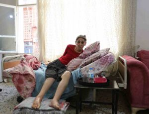 49 yaşındaki kadın kemik erimesi nedeniyle 37 kez ameliyat oldu ama sağlığına kavuşamadı