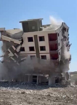 8 katlı bina iş makinesinin dokunuşuyla yerle bir oldu