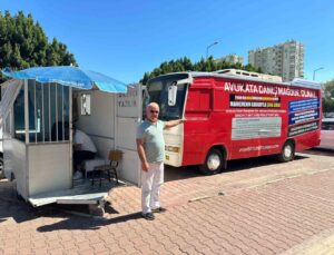 Adliye önünde üzerinde ‘Avukata danış, mağdur olma’ yazılı meçhul otobüs, arzuhalcileri kızdırdı