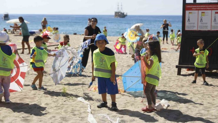 Alanya Belediyesi’nin minik öğrencileri sahilde doyasıya eğlendi