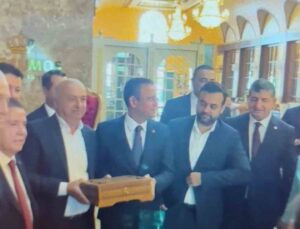 Alanya’da Özgür Özel’e Bangladeş’ten özel olarak getirilen el yazması Kur’an-ı Kerim hediye edildi