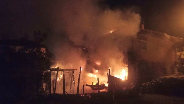 Antalya’da 2 katlı evde yangın çıktı