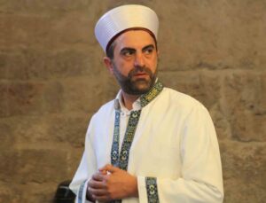 Antalya’da cami imamı 6 dilde İslamiyet’i tanıtıyor