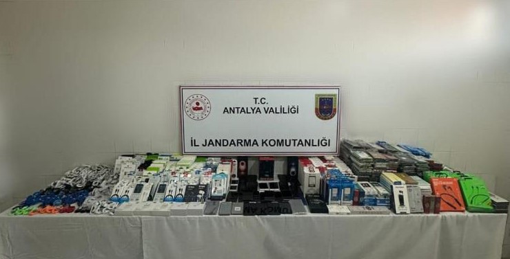 Antalya’da çok miktarda kaçak elektronik eşya ele geçirildi