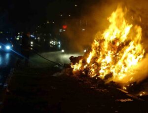 Antalya’da geri dönüşüm kamyonundaki atıklar alev aldı, dumanlar sürücülere zor anlar yaşattı