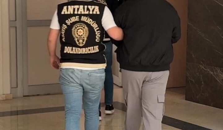 Antalya’da kendilerini polis olarak tanıtan dolandırıcılar suçüstü yakalandı