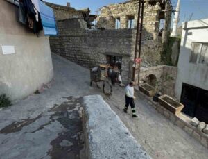 Araç giremeyen dar ve engebeli sokakların temizliği Kıroğlan’dan soruluyor