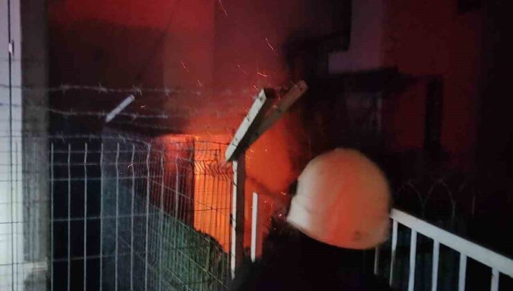 Arsuz’da elektrik trafosu alevlere teslim oldu