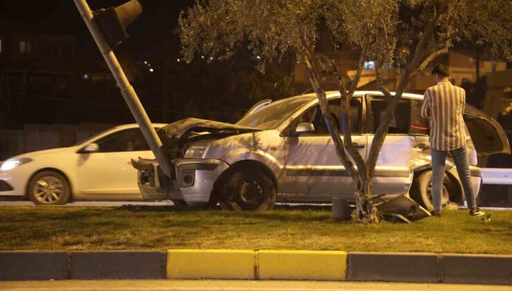 Aydınlatma direğine çarpan otomobilin sürücüsü yaralandı