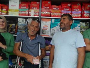 Balık pişirirken 60 bin TL ödülle aranan kedi ayağına geldi