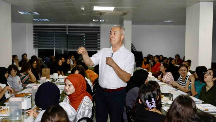 Başkan Özçelik, kız öğrencilerin taleplerini dinledi