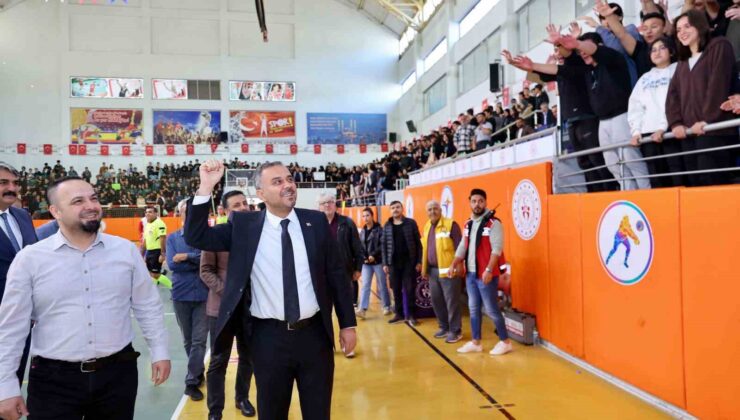 Başkan Toptaş, Cumhuriyet Spor Şöleni futsal finalini izledi