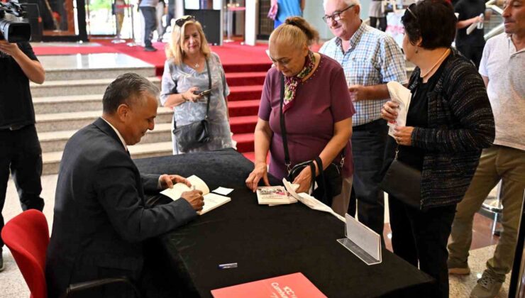 Başkan Uysal, yeni kitabının imza gününde okurlarıyla buluştu