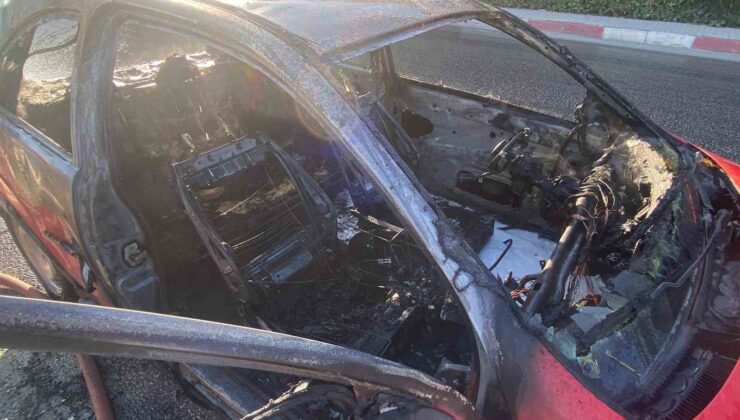 Çakmaklıktan çıkan yangın aracını küle çevirdi