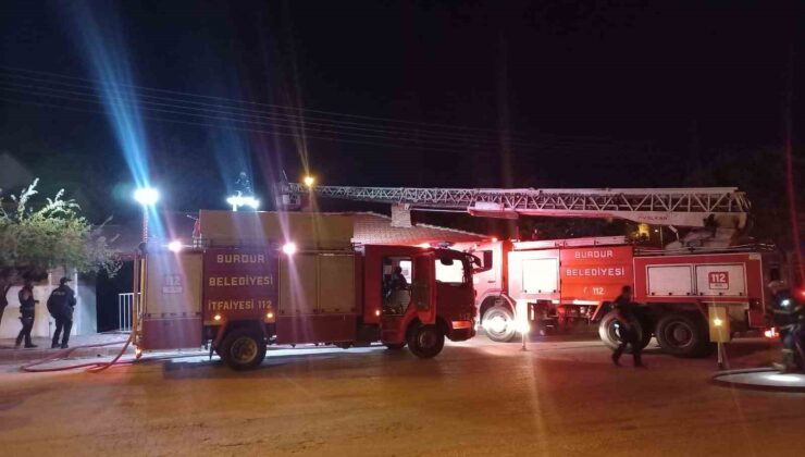 Çatıda başlayan yangın itfaiyenin hızlı müdahalesi ile söndürüldü