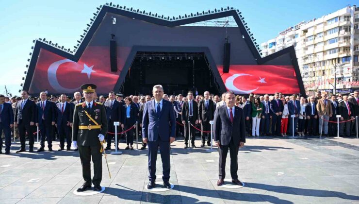 Cumhuriyet’in 101’inci yılı kutlamaları çelenk sunumuyla başladı