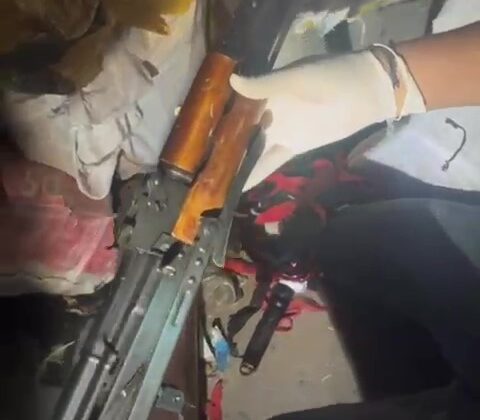 Çuvalların arasında uzun namlulu silah ele geçirildi