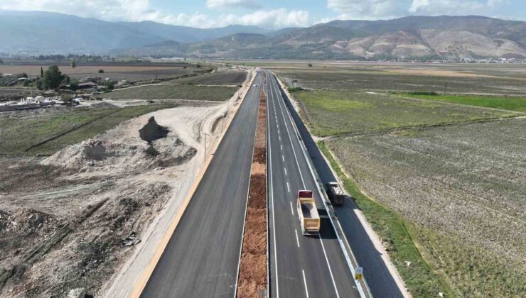 Depremde hasar gören havalimanı yolu yenilenerek hizmete açıldı