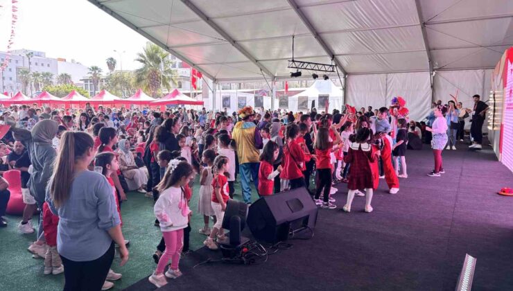Depremzede çocuklar Cumhuriyet Panayırı’nda doyasıya eğlendi