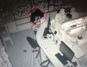 Eczaneye girip para ve kontrole tabi ilaçlar çalan hırsız kamerada