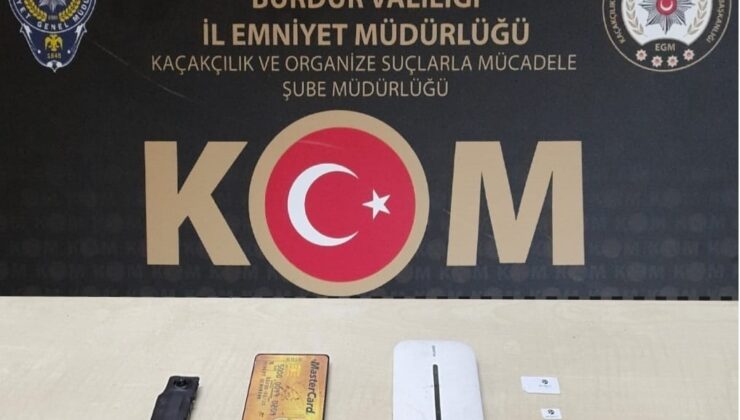 Ehliyet imtihanına kopya düzeneği ile girmeye çalışırken yakalandı