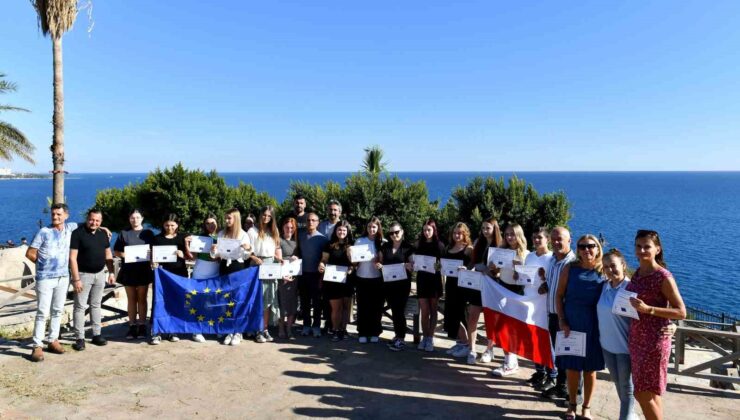 Erasmus projesi ile Antalya’ya gelen gençler, Muratpaşa’dan sertifikalarını aldı