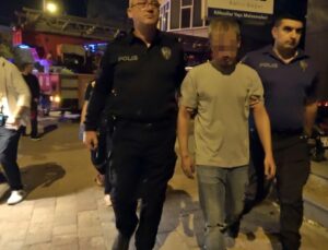 Evini yakıp dumandan etkilendi, sokağa dökülen apartman sakinleri ‘oksijen vermeyin’ diye tepki gösterdi