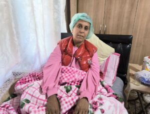 Evinin bahçesinde kafasına yorgun mermi isabet eden kadın sol kulunu kullanamıyor