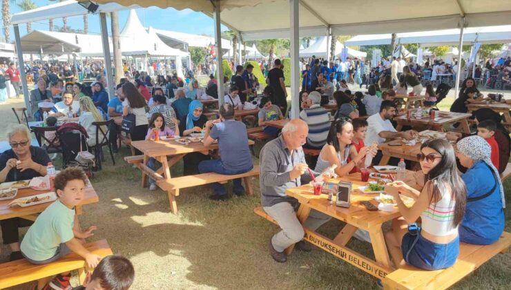 Festivalin en minik ziyaretçisi Adana kebabı ile avutuldu