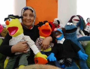 Geri dönüştürerek yaptığı bez bebeklerle “somut olmayan kültürel miras taşıyıcısı” belgesi aldı