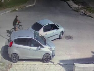 Geri geri gelirken park halindeki araca çarptı, bir şey olmamış gibi uzaklaştı: O anlar kamerada