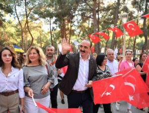 Halk danslarının kalbi Konyaaltı’nda attı