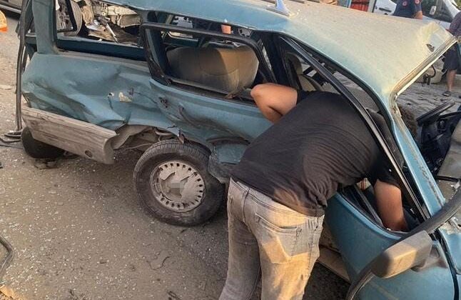 Hatay’da 3 otomobilin karıştığı kazada 5 kişi yaralandı