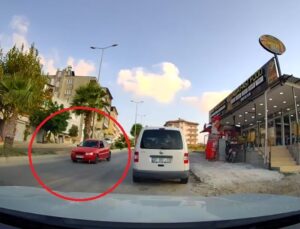 Herkesin düz gittiği istikamette geri geri giden sürücü kamerada