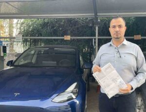 Hevesle aldığı Tesla’sında yaşadığı sorun sonrası markaya açtığı davayı kazandı