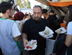 Hintli turistler Adana lezzetlerine hayran kaldı