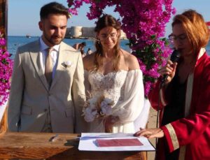 Hollandalı gelin ’Kızkalesi’ sahilindeki nikah töreniyle evlendi