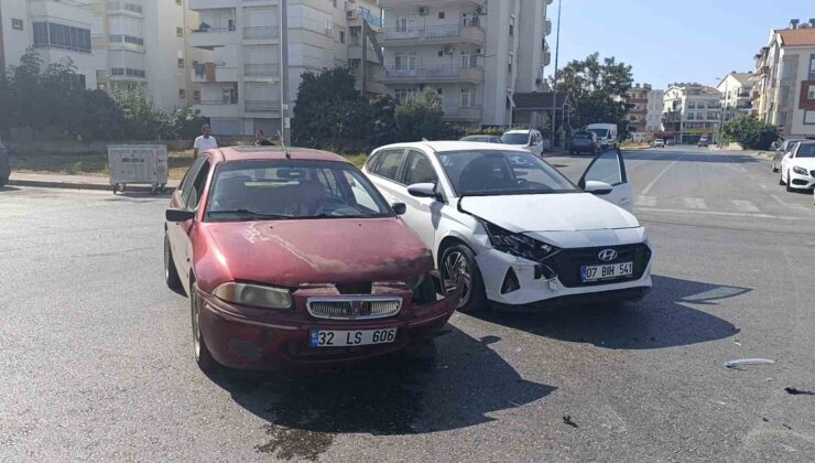 İki otomobil çarpıştı, fenalaşan sürücü hastaneye kaldırıldı