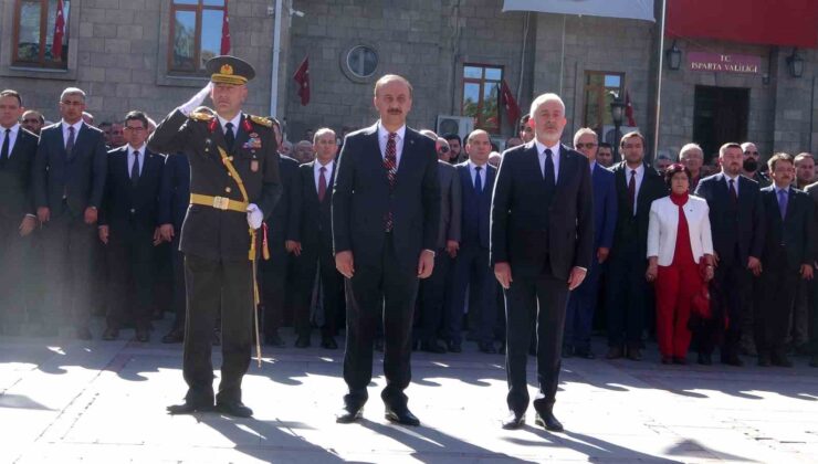 Isparta’da Cumhuriyet Bayramı kutlamaları çelenk töreniyle başladı