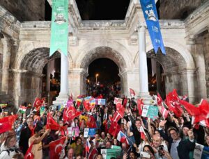 Kaleiçi Old Town Festivali geleneksel korteji Antalya sokaklarını renklendirdi