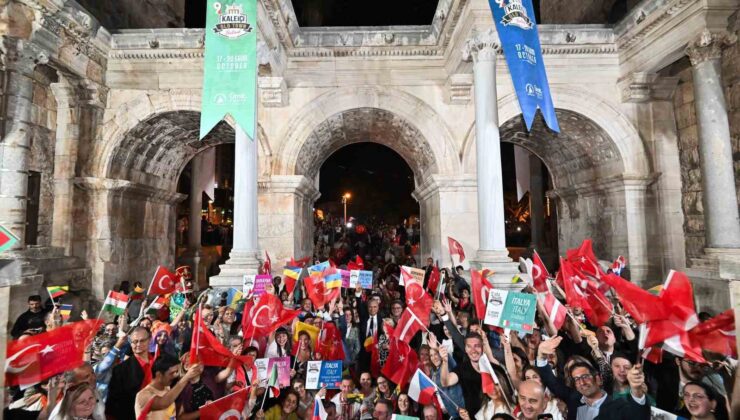 Kaleiçi Old Town Festivali geleneksel korteji Antalya sokaklarını renklendirdi