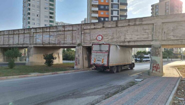 Kamyon köprü altında sıkıştı