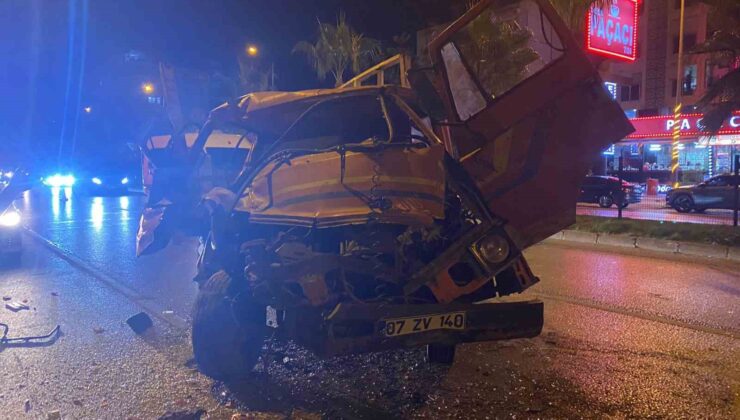 Kamyonet, park halindeki kamyona çarptı: 1 yaralı