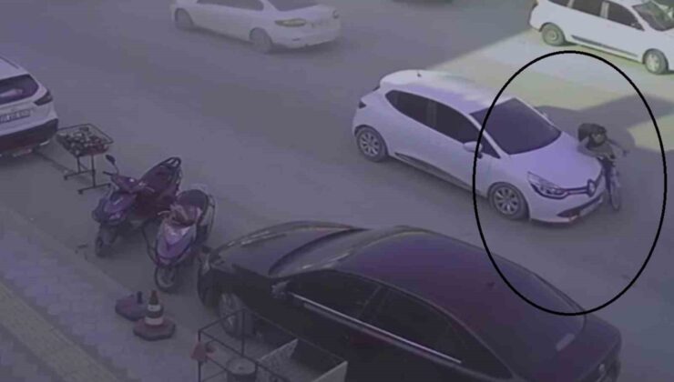 Karşıya geçmek isteyen bisikletli çocuğa otomobilin çarptığı kaza kamerada