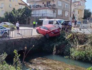 Kaza yapan İrlandalı sürücünün otomobili sulama kanalında asılı kaldı