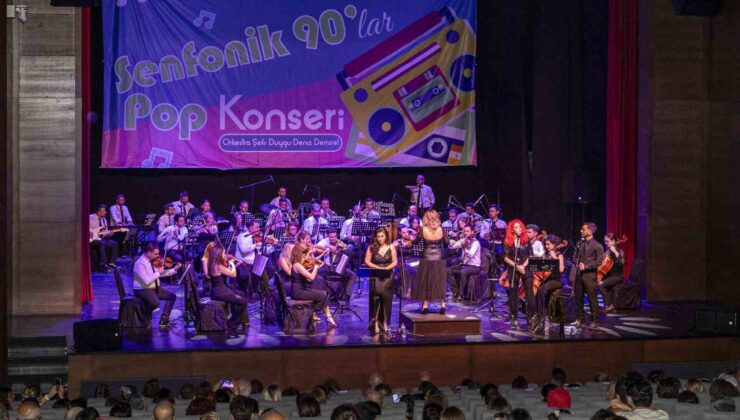 Kent Orkestrası, 90’ların unutulmaz parçalarını müzikseverlerle buluşturdu